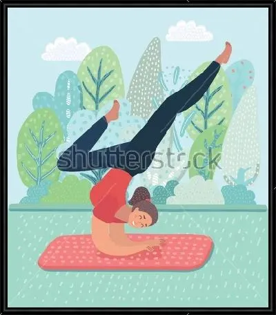 Жизнерадостная девушка занимается йогой 