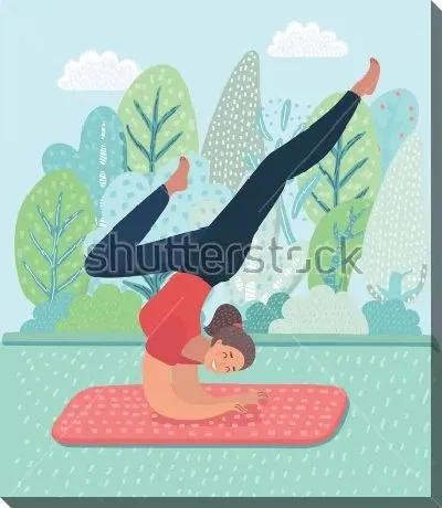 Жизнерадостная девушка занимается йогой 