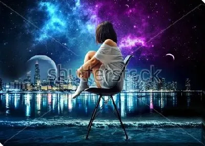 Постер Девушка сидит на стуле и смотрит на город мечты
