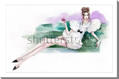 Длинноногая красавица в модном белом платье с бокалом вина, полулёжа на диване