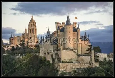 Роскошный вид на старинные замки испанского города Сеговия в провинции Кастилия и Леон