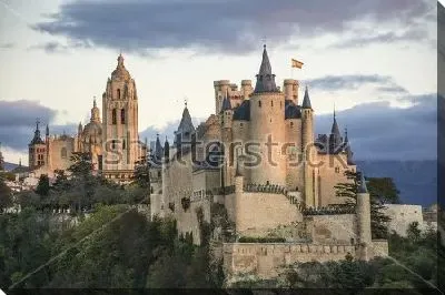 Роскошный вид на старинные замки испанского города Сеговия в провинции Кастилия и Леон