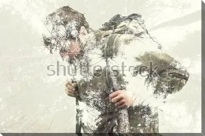 Постер Двойная экспозиция мужчины с рюкзаком в лесу