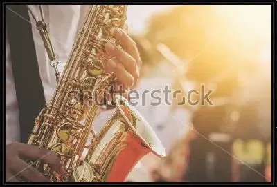 Мужчина играет на саксофоне