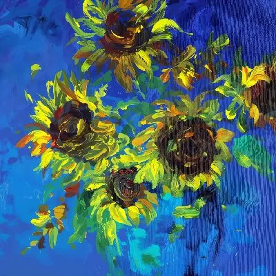 Силуэт двух альпинистов на отвесном склоне на фоне закатного солнца и неба