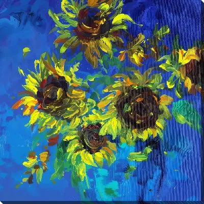 Силуэт двух альпинистов на отвесном склоне на фоне закатного солнца и неба