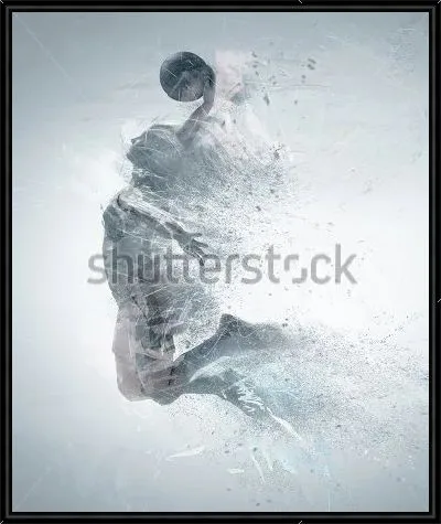 Двойная экспозиция динамичного силуэта девушки баскетболистки в движении и мелких брызг краски