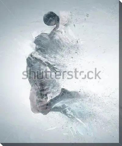 Двойная экспозиция динамичного силуэта девушки баскетболистки в движении и мелких брызг краски