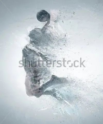 Двойная экспозиция динамичного силуэта девушки баскетболистки в движении и мелких брызг краски