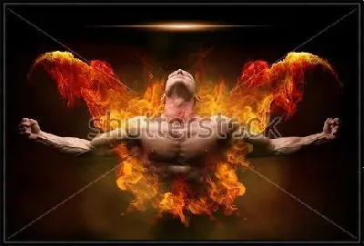 Молодой культурист с раскрытыми руками объят пламенем огненных крыльев за спиной