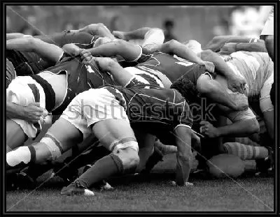 Картина Командная борьба за мяч во время матча по регби