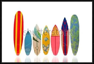 Красочные доски для сёрфинга на белом фоне с отражением