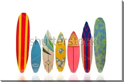 Красочные доски для сёрфинга на белом фоне с отражением