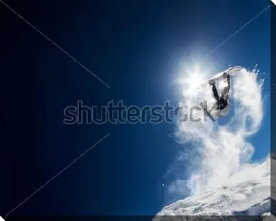 Сноубордист делает высокий эффектный прыжок