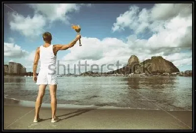 Спортсмен с олимпийским факелом на фоне красивого пейзажа