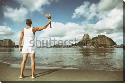 Спортсмен с олимпийским факелом на фоне красивого пейзажа