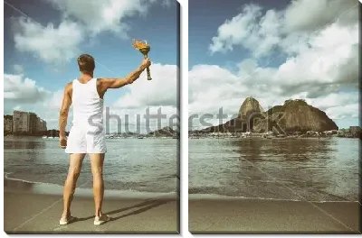 Спортсмен с олимпийским факелом на фоне красивого пейзажа