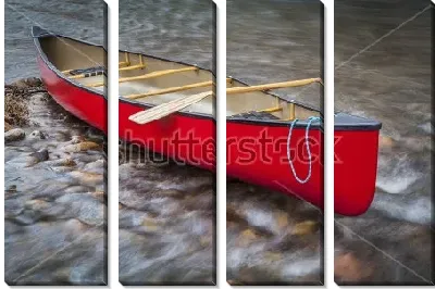 Каноэ с веслом на мелководье бурной реки