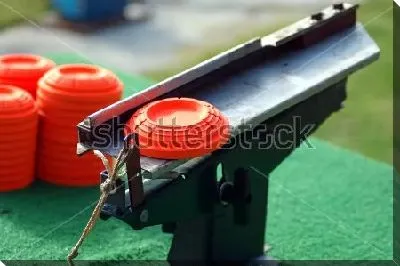 Постер Аппарат для запуска тарелочек в спортивной стрельбе