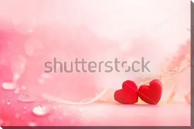 Постер Нежная композиция из розового цветка герберы, красных сердечек и капелек росы на розовом фоне