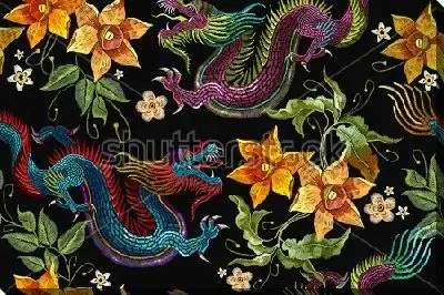 Постер Красивая декоративная композиция с жёлтыми нарциссами, драконами и листьями на чёрном фоне