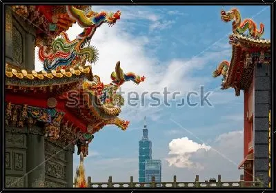 Картина Вид на красочные карнизы тайваньского храма, украшенного скульптурами Драконов и Фениксов, на фоне небоскрёбов современного города вдали