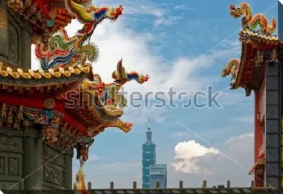 Постер Вид на красочные карнизы тайваньского храма, украшенного скульптурами Драконов и Фениксов, на фоне небоскрёбов современного города вдали