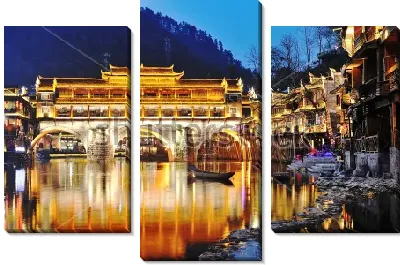 Модульная картина Вид на освещённый мост в сумерках над рекой Туо Цзян в старом городе Фэнхуан (Китай)