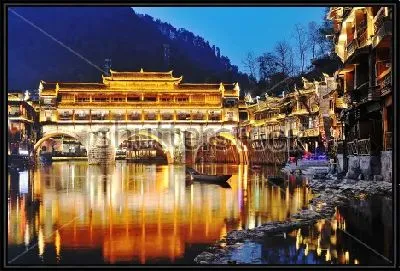 Картина Вид на освещённый мост в сумерках над рекой Туо Цзян в старом городе Фэнхуан (Китай)