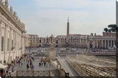 Постер Туристы на улицах и площади Ватикана в Риме