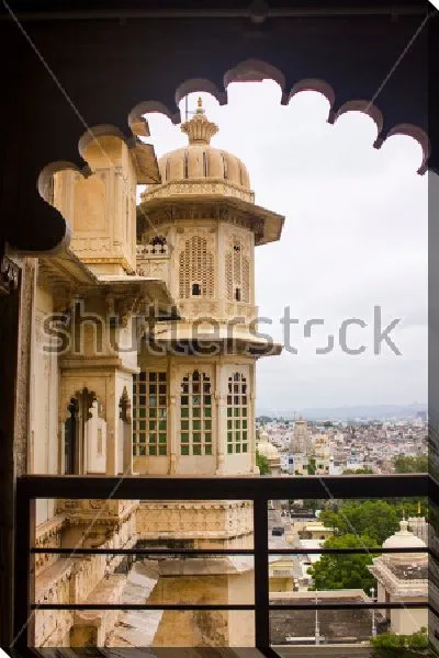 Постер Вид на современный город вдали из окна старинного Дворца Удайпура (Индия)