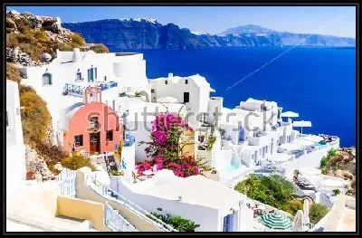 Прекрасный морской пейзаж со стороны белого курортного городка на побережье Санторини (Греция) в Эгейском море