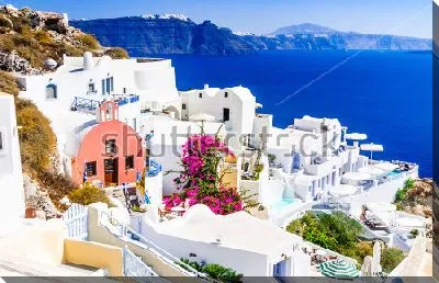 Прекрасный морской пейзаж со стороны белого курортного городка на побережье Санторини (Греция) в Эгейском море