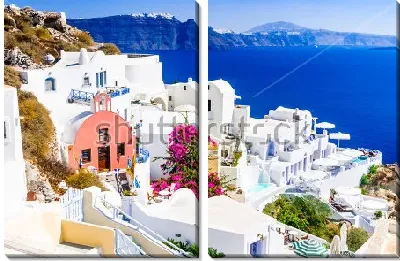 Прекрасный морской пейзаж со стороны белого курортного городка на побережье Санторини (Греция) в Эгейском море