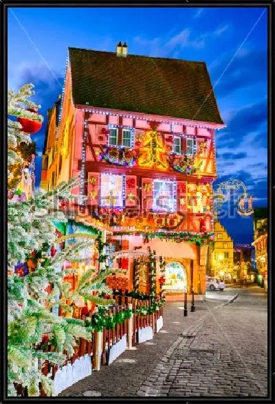 Картина Традиционные эльзасские фахверковые дома, украшенные разноцветными гирляндами к Рождеству (Кольмар, Франция)