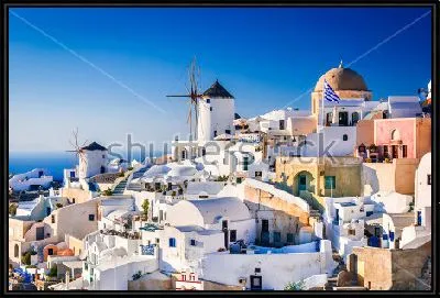 Прекрасный город Ия с бело-голубыми домами и мельницами на побережье Эгейского моря (о.Санторини, Греция)