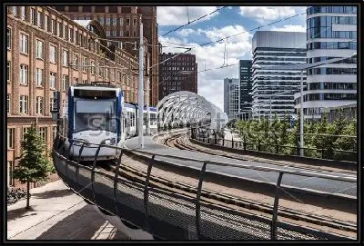 Картина Современная часть города Гаага с междугородным трамваем на воздушной подушке