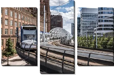 Современная часть города Гаага с междугородным трамваем на воздушной подушке