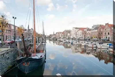 Постер Историческая портовая часть Роттердама с парусниками и лодками