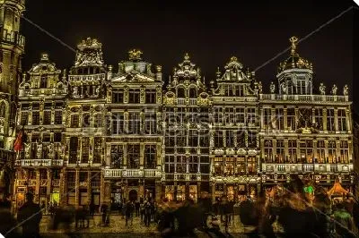 Жизнь ночного Брюсселя - вид на освещённые дворцы Гран-Плас