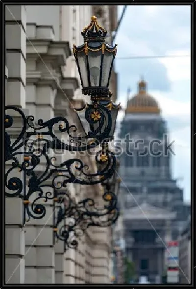 Картина Красивые фонари на фоне Дворца правосудия в Брюсселе