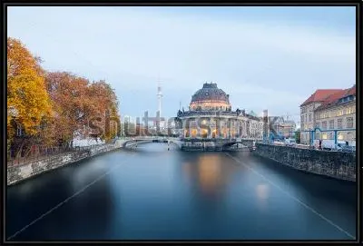 Музейный остров на реке Шпрее и Александерплац с телебашней в центре Берлина