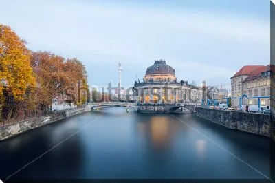 Музейный остров на реке Шпрее и Александерплац с телебашней в центре Берлина