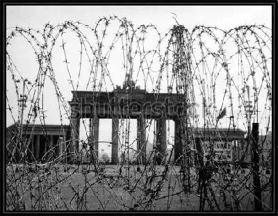 Колючая проволока на фоне Бранденбургских ворот в Берлине