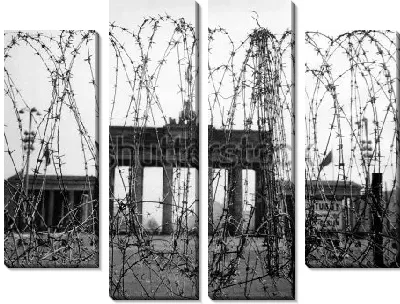 Колючая проволока на фоне Бранденбургских ворот в Берлине