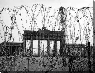 Колючая проволока на фоне Бранденбургских ворот в Берлине