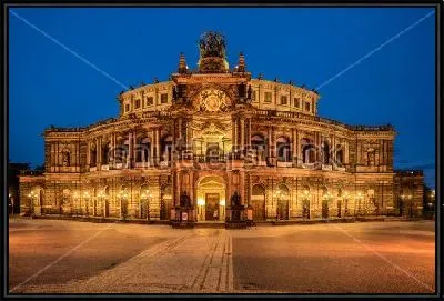 Знаменитый оперный театр Земпера в Дрездене, в ночном ярком освещении