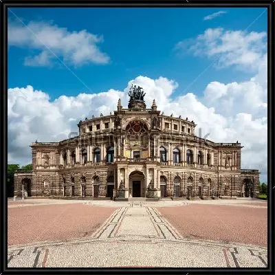 Вид на Оперный театр Дрездена на фоне красивых пушистых облаков