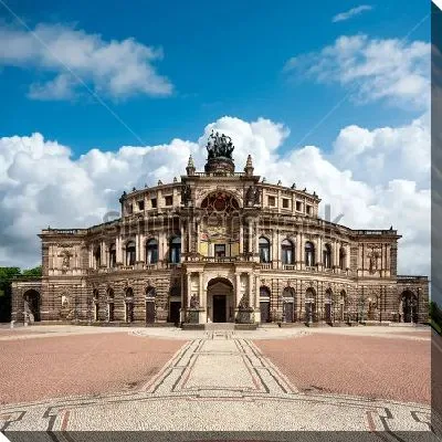 Вид на Оперный театр Дрездена на фоне красивых пушистых облаков