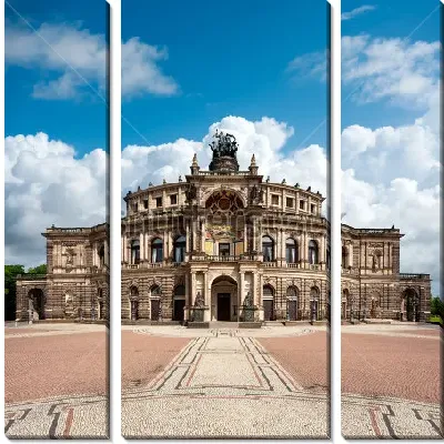 Вид на Оперный театр Дрездена на фоне красивых пушистых облаков